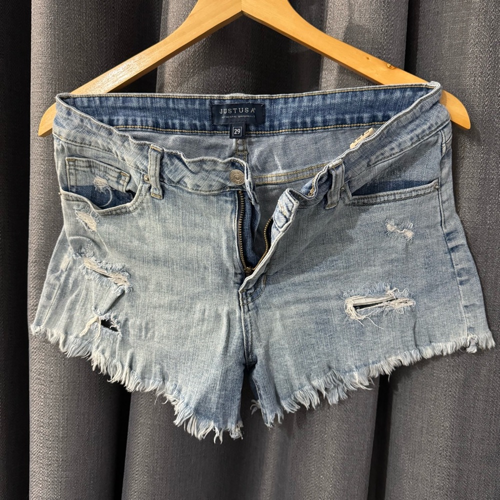 Ripped short jeans